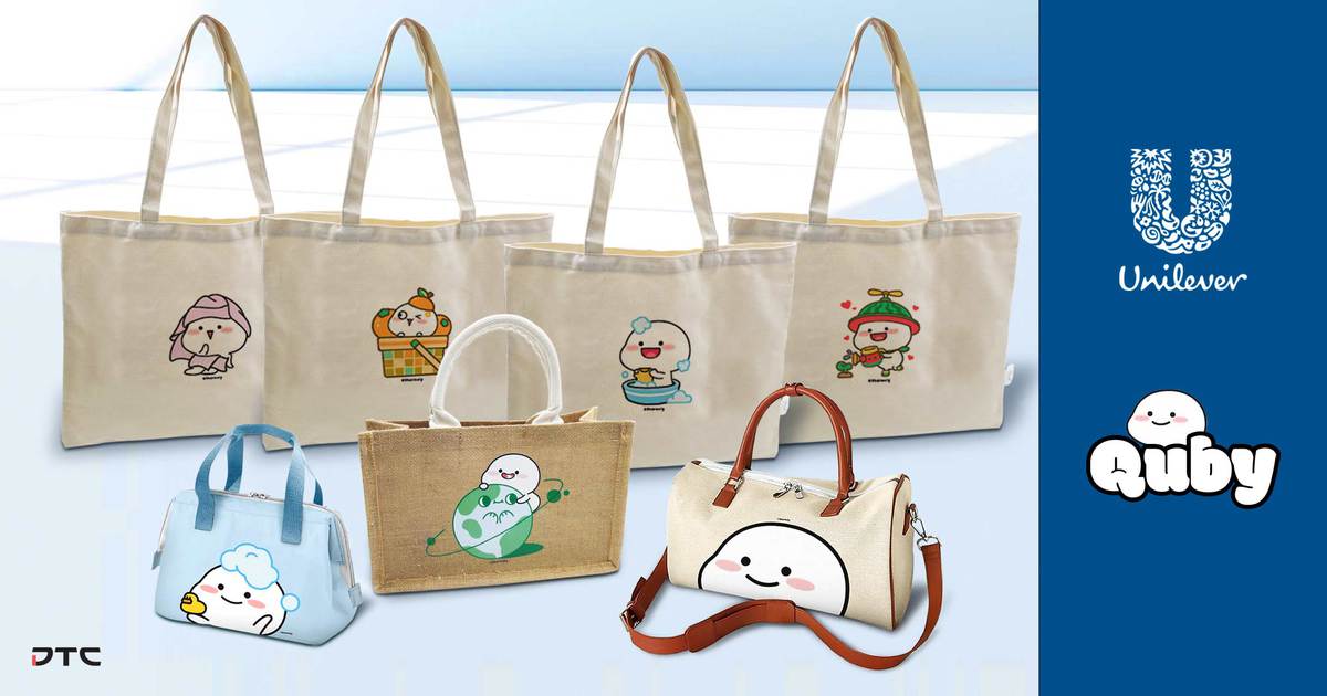 Best Family shopping. Woman food bag, couple running to shop. Mom carry bags,  parents buying clothes to kids. Customers in mall vector character. Female  and male, person buyer do shopping illustration Illustration